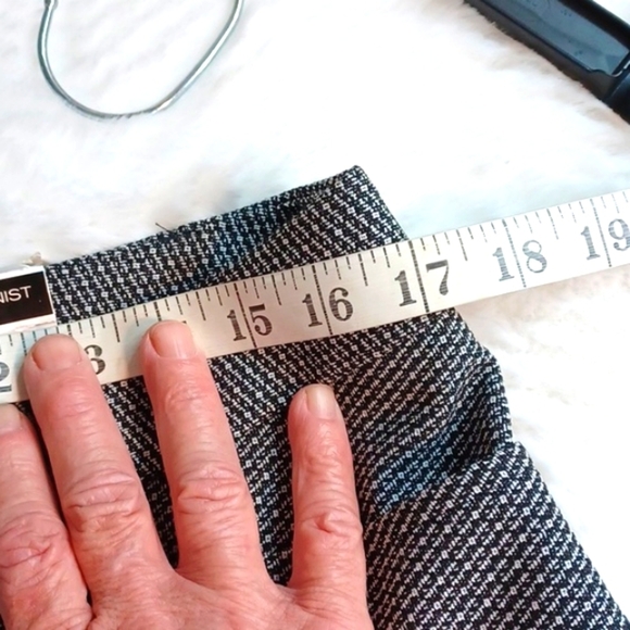 Express Woman's Casual Black & White Tweed Looking Casual Warm Pants Cuffed sz8 - Picture 4 of 11